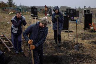 Жители Грозы копают новые могилы на кладбище