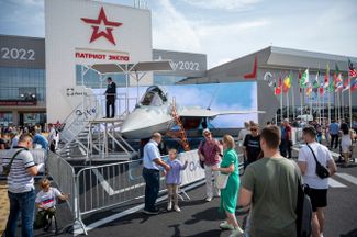 Новейший многоцелевой истребитель пятого поколения Су-57. Российская промышленность смогла произвести лишь несколько таких машин, две были потеряны при испытаниях. Как утверждает Минобороны РФ, самолеты приняли участие в войне в Украине и «показали себя отлично»