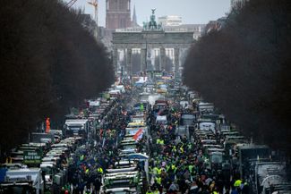 Акция немецких фермеров у Бранденбургских ворот в Берлине