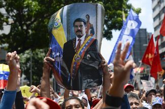 Сторонники Николаса Мадуро с портретом президента