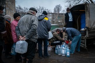 Волонтеры разливают питьевую воду в бутылки и канистры жителей Часова Яра. 27 марта 2023 года