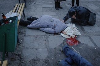 Мужчина оплакивает свою мать, погибшую в результате артиллерийского обстрела Харькова российскими войсками