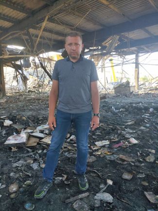 Мэр Кременчуга Виталий Малецкий в разрушенном торговом центре «Амстор». 30 июня 2022 года