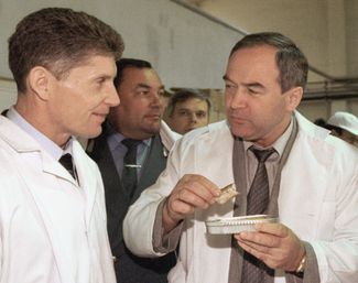 Председатель Госкомрыболовства Евгений Наздратенко (справа) с председателем совета директоров ПБТФ Олегом Кожемяко (слева), 11 июня 2001 года