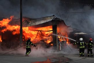 Пожарные тушат рынок Барабашово в Харькове.