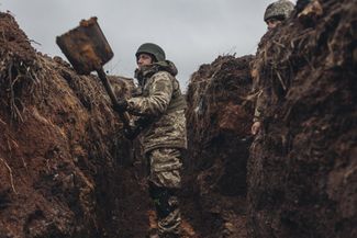 Украинские военные копают траншеи в Бахмуте