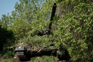 Украинский боевой танк занимает позицию под Лисичанском