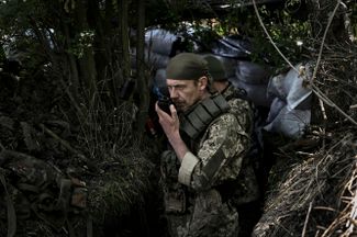 Украинский военный на линии фронта. Донбасс сейчас — в центре войны России с Украиной