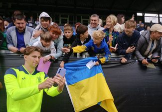 Защитник сборной Украины Илья Забарный с фанатами после тренировки перед Евро-2024