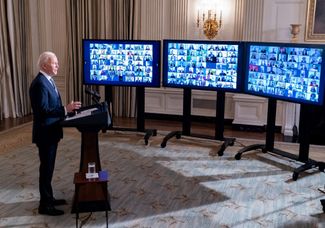 Джо Байден виртуально принимает присягу сотрудников своей администрации и других чиновников Белого дома. Вашингтон, 20 января 2021 года