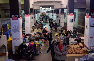Люди прячутся в метро Харькова, которое во время войны превратилось в бомбоубежище