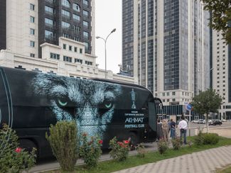 Туристический автобус у гостиницы «Грозный-сити»