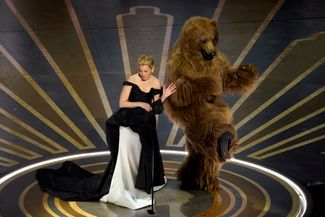 Элизабет Бэнкс и медведь вручают награду за лучшие визуальные эффекты