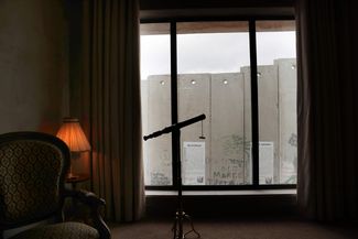Вид из отеля Walled-off Hotel