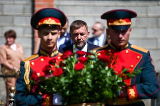 Dmitry Sablin (center) during a wreath-laying ceremony on the tenth anniversary of Russia’s recognition of South Ossetia’s independence. Tskhinval. August 26, 2018.