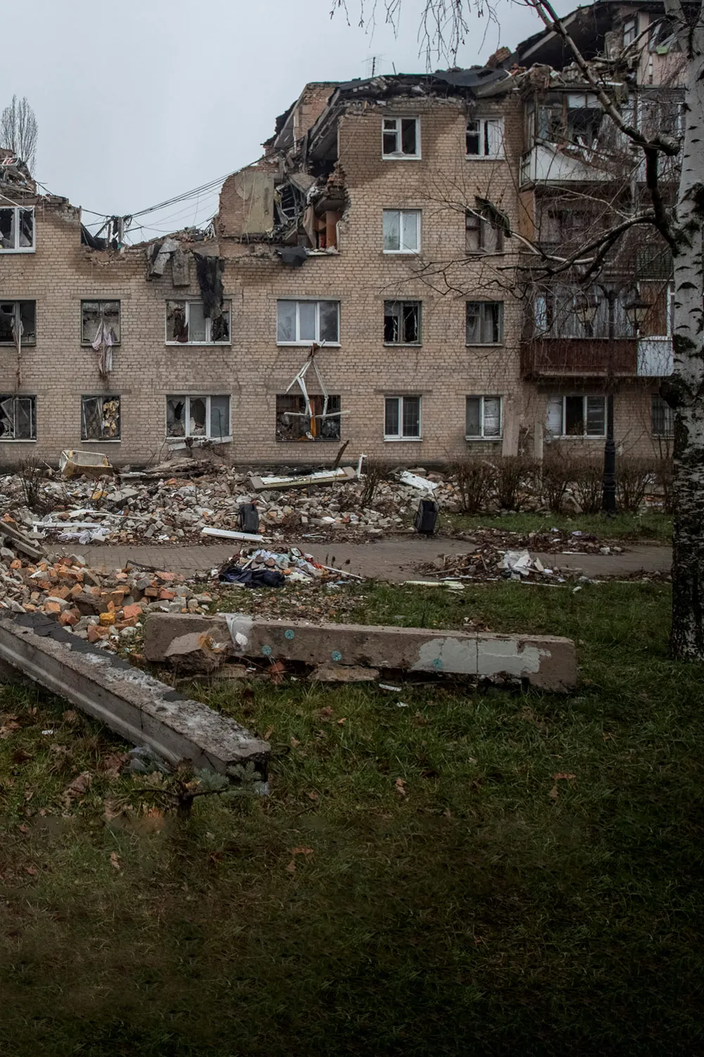 Пригороды Бахмута уже не отличить от окопов Первой мировой. Несмотря на  это, в почти разрушенном городе продолжают оставаться мирные жители Двести  девяносто восьмой день войны. Фотографии — Meduza