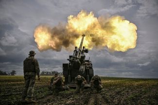 Украинские военные стреляют по российским позициям из французской самоходной артиллерийской установки «Цезарь»