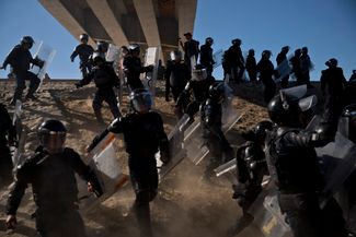 С мексиканской стороны границы мигрантов пыталась остановить полиция