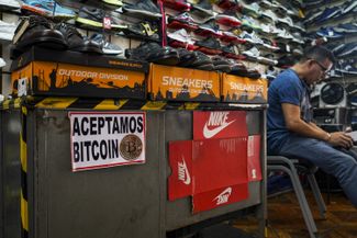 Обувной магазин в Сан-Сальвадоре, принимающий биткоины. 15 июня 2022 года