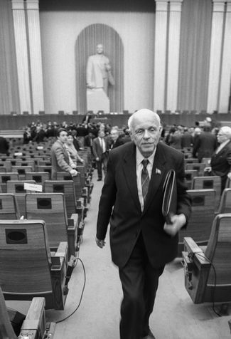 Сахаров после заключительного выступления на съезде Народных депутатов СССР, 14 декабря 1989 года. Вечером этого же дня ученый умер после остановки сердца