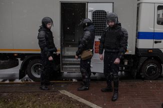 Сотрудники милиции после задержания одного из участников акции протеста 25 мартя в Минске