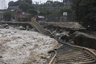 Поврежденные наводнением железнодорожные пути в Лиме, 19 марта