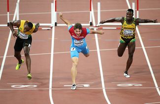 Сергей Шубенков (в центре) выигрывает золотую медаль чемпионата мира по легкой атлетике в беге на 110 метров с барьерами у двух ямайских спортсменов, Пекин, 28 августа 2015 года