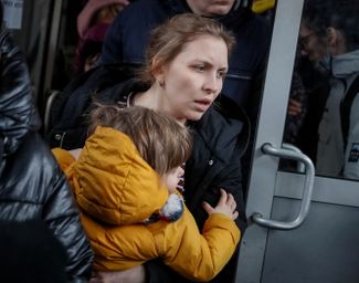 Special evacuation trains continue to take civilians from Kyiv to <a href="https://meduza.io/feature/2022/03/04/seychas-eto-prosto-vavilon" rel="noopener noreferrer" target="_blank">Lviv</a>, where the fighting hasn’t reached