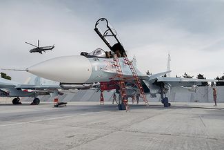 Тяжелый истребитель Су-30 российских ВКС на базе под Латакией. 22 октября 2015 года