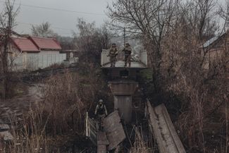 Украинские военные на разрушенном мосту в Бахмуте