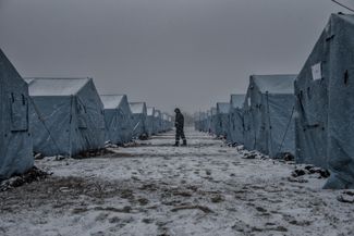 <a href="https://www.nytimes.com/live/2022/03/01/world/ukraine-russia-war#in-moldova-a-welcome-sight-for-ukrainian-refugees" rel="noopener noreferrer" target="_blank">Лагерь</a> из 30 палаток в селе Паланка. Люди, приезжающие из Украины в Молдову, останавливались в палатках на несколько часов, чтобы согреться, привести себя в порядок и дождаться родственников, друзей или автобуса, который отвезет их дальше. 1 марта 2022 года