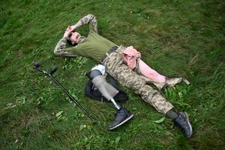 Украинский военнослужащий 20 лет Андрей, переживший ампутацию, отдыхает на вершине горы Ключ во Львовской области