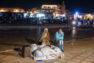 Жители Марракеша на одной из площадей города после землетрясения