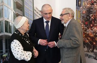 Mikhail Khodorkovsky with his parents in Berlin on December 22, 2013.