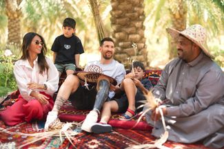 Лео Месси и его семья во время одного из визитов в Саудовскую Аравию. Май 2023 года