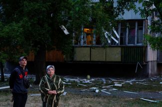 Жители дома в Киеве, поврежденного обстрелами