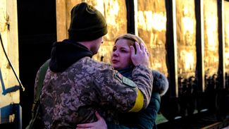 Украинский военный прощается со своей родственницей на вокзале в Краматорске — в 55 километрах от Бахмута