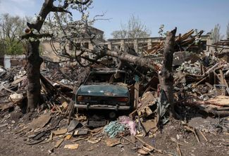 Остов автомобиля «Москвич» во дворе разрушенного в результате обстрела дома. 12 апреля 2024 года