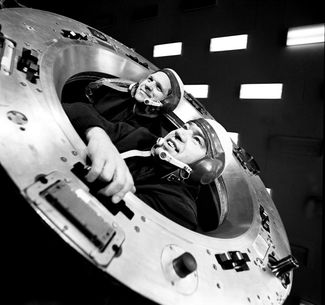 Командир экипажа космической орбитальной станции «Салют-4» Алексей Губарев и бортинженер Георгий Гречко (справа) во время занятий возле переходного люка макета станции. 14 января 1975 года