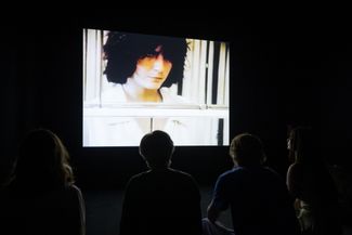 Работа «Сирены» (2019–2020) на выставке в Амстердаме