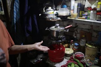 72-летняя Галина готовит еду в убежище в Северске
