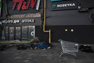 Тела украинских военных, погибших в результате ракетного удара по торговому центру. По <a href="https://t.me/varlamov_news/28873" rel="noopener noreferrer" target="_blank">данным</a> генпрокурора Украины, погибли восемь человек