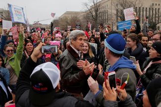 Вашингтон. Бывший госсекретарь США Джон Керри в толпе протестующих