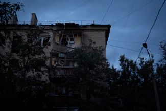 Пятиэтажный дом в Краматорске, поврежденный в результате российского обстрела 26 сентября. По данным украинских властей, четыре человека были <a href="https://t.me/stranaua/66267" rel="noopener noreferrer" target="_blank">ранены</a>