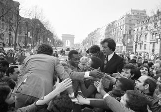 Пеле приветствует поклонников на Елисейских полях по пути на прием в мэрию Парижа, 30 марта 1971 года. На следующий день футболист в составе «Сантоса» проведет благотворительный матч в поддержку французского фонда борьбы с раком.