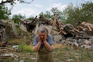 Жительница Розовки 90-летняя Валентина Черная у своего разрушенного дома. 3 июня 2024 года