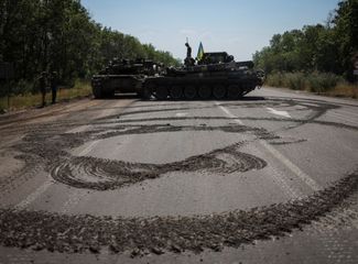 Украинская бронетехника на дорогах Донбасса неподалеку от передовой