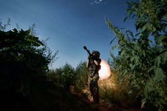 Военнослужащий 53-й бригады ВСУ стреляет из ручного противотанкового гранатомета по российским позициям