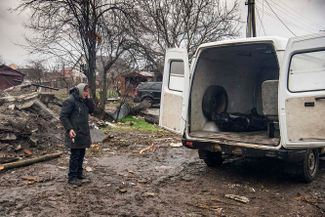 Тело жителя киевского пригорода Бородянка, извлеченное из-под обломков разрушенного жилого дома.