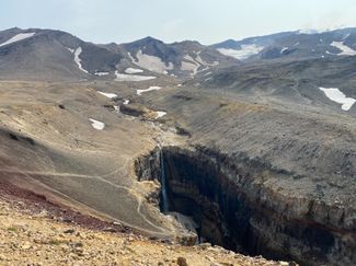 Водопад в каньоне Опасный у подножия вулкана Мутновский